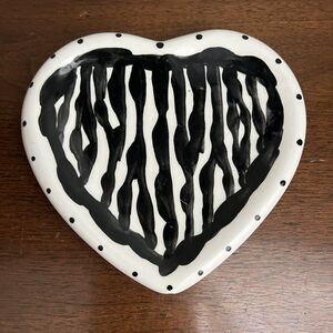 Frideaux Bunum Heart Plate White Black Zebra Dots